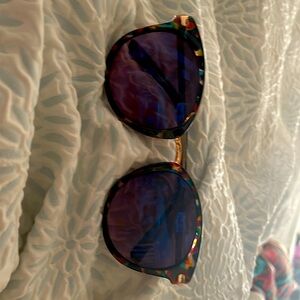 I’m selling these really nice sunglasses! They are good and really cute!